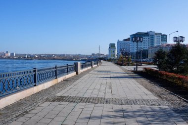 Irkutsk - 18 Ekim 2021: Irkutsk 'taki Angara Nehri' nin dolumu