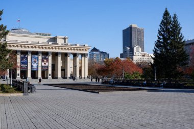 Novosibirsk - 20 Ekim 2021: Novosibirsk Devlet Akademik Tiyatrosu ve Bale Şehir Merkezi Lenina Meydanı 'nda. 