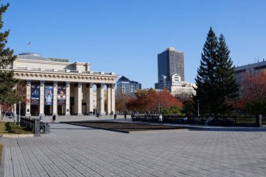Novosibirsk - 20 Ekim 2021: Novosibirsk Devlet Akademik Tiyatrosu ve Bale Şehir Merkezi Lenina Meydanı 'nda. 
