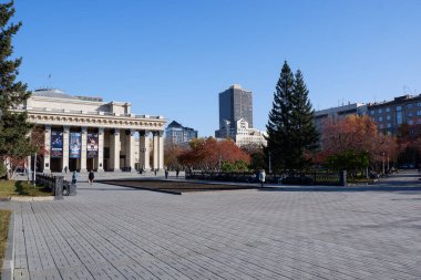 Novosibirsk - 20 Ekim 2021: Novosibirsk Devlet Akademik Tiyatrosu ve Bale Şehir Merkezi Lenina Meydanı 'nda. 