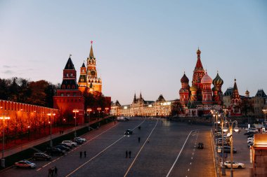 Moskova - 15 Ekim 2021: St. Aydınlatılmış Kızıl Meydan Basil 'in Katedrali, GUM Alışveriş Merkezi, Spasskaya Kremlin Kulesi Sonbahar akşamında bunaltıcı altıcı alacakaranlık gökyüzünün altında