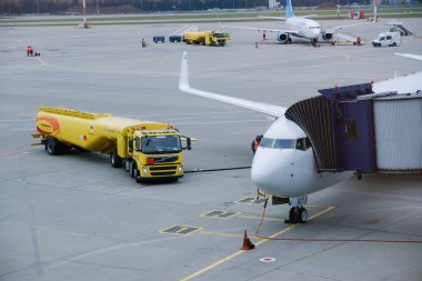 Moskova - 16 Ekim 2021: Vnukovo Havaalanı 'ndaki kapıda Boeing 737-800. Uçağın yanında yakıt tankeri var.. 