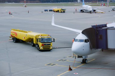 Moskova - 16 Ekim 2021: Vnukovo Havaalanı 'ndaki kapıda Boeing 737-800. Uçağın yanında yakıt tankeri var.. 