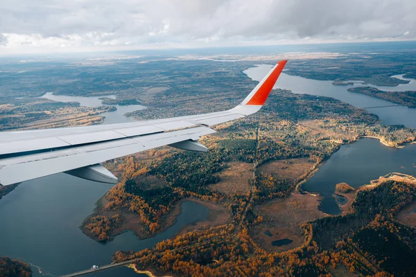 Widok Okna Samolotu Skrzydło Jesienny Las Żółty Rzekami Poniżej Podczas — Zdjęcie stockowe