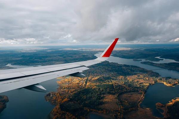 Widok Okna Samolotu Skrzydło Jesienny Las Żółty Rzekami Poniżej Podczas — Zdjęcie stockowe