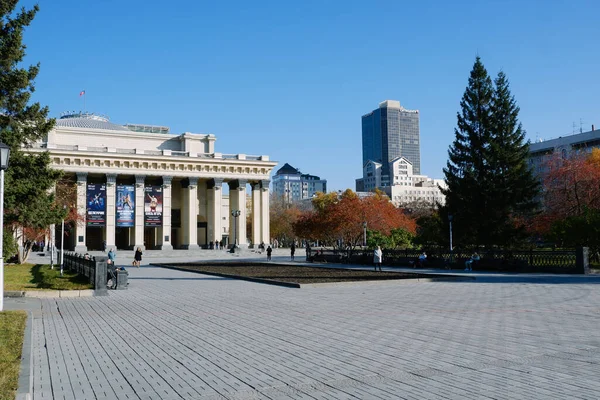 Novosibirsk 2021年10月20日 位于市中心Lenina广场的Novosibirsk国立歌剧和芭蕾舞剧学术剧场 图库照片