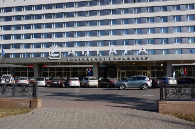 Irkutsk - 20 Ekim 2021: Irkutsk 'un merkezinde Angara Oteli. Şehrin merkez meydanında yer alıyor..