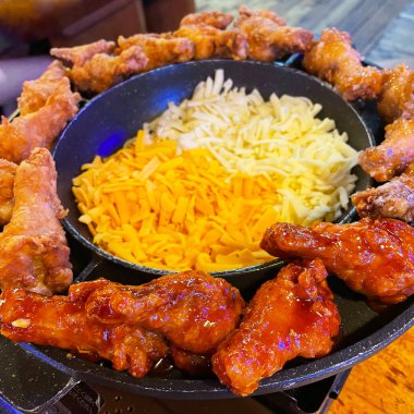 Shin-okubo, Tokyo, Japonya 'dan peynirli ünlü çıtır Kore tavuğu UFO.