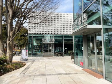 Tokyo, Japonya: 25 Ocak 2022: Tsutaya Books Daikanyama mağazası. Japonya 'nın en büyük kitapçı zinciri.