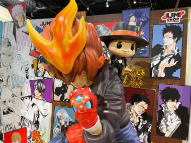 Tokyo, Japonya - 5 Şubat 2022 Sawada Tsunayoshi ve Anime ve Manga Katekyo Hitman Yeniden Doğuş 'tan yeniden doğan figürler! Atlama dükkanında
