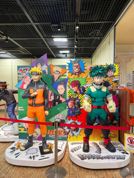 Tokyo, Japonya - 5 Şubat 2022: Naruto Uzumaki figürü ve Anime ve Manga My Hero Academia 'dan Midoriya Izuku Deku figürü