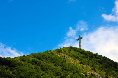 Dağda ibadet edin. Mavi gökyüzüne karşı geç. Rusya, Gelendzhik 'te ibadet haçı. 