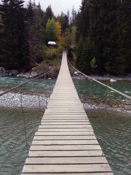 Подвесной Мост Через Горную Реку Мост Фоне Осеннего Леса Вертикальное — стоковое фото