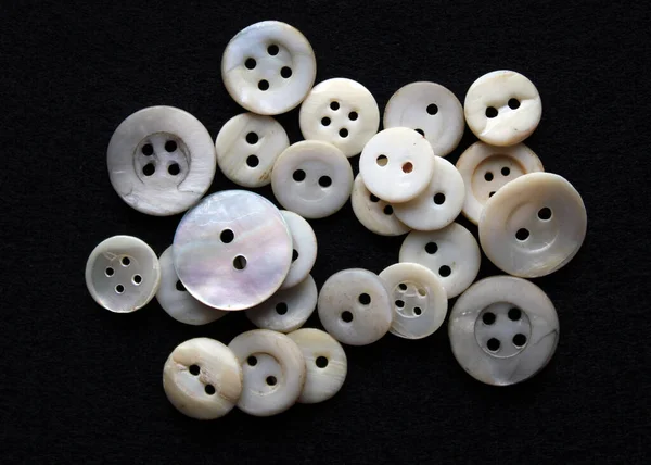 Klasik Beyaz Düğmeler Plastikten Düğmeler Şalgam Incinin Anası Dört Delikli — Stok fotoğraf