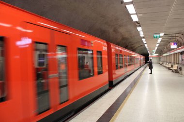 Metro istasyonu. Tren geçiyor. Kırmızı tren. Finlandiya 'da metro boşaldı.