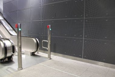 Metrodan yürüyen merdiveni parlat. Çelik merdiven. 