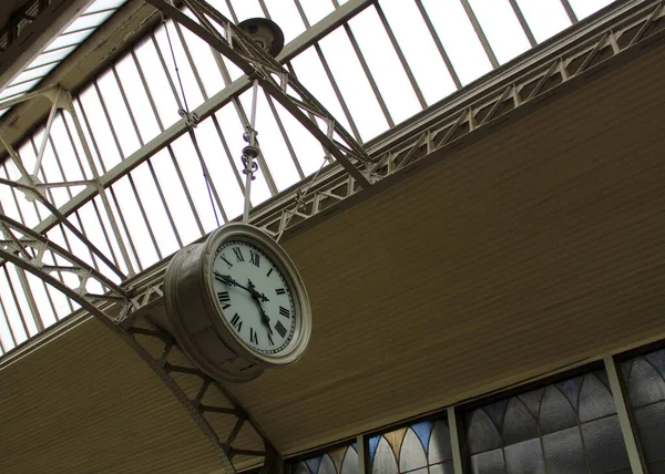 Rund Die Uhr Auf Dem Hintergrund Von Metallkonstruktionen Straßenuhr — Stockfoto