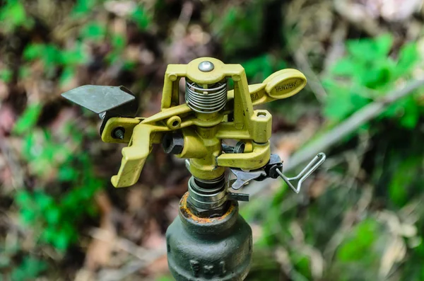 Automatischer Wassersprenger aus Metall — Stockfoto