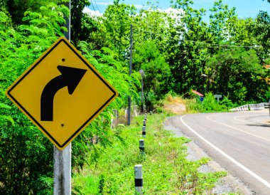 doğru eğri trafik işaretleri