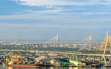 bhumibol Köprüsü ve kargo gemisi