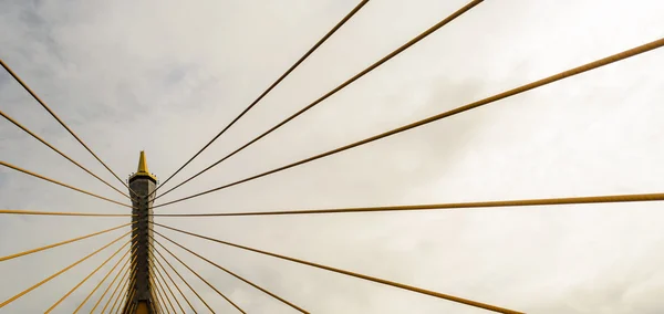 Pares de cables estirados del puente Bhumibol — Foto de Stock