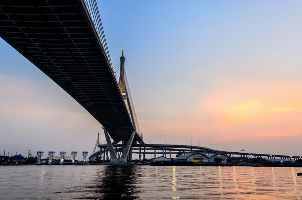 Bhumibol bridge på kvällen — Stockfoto