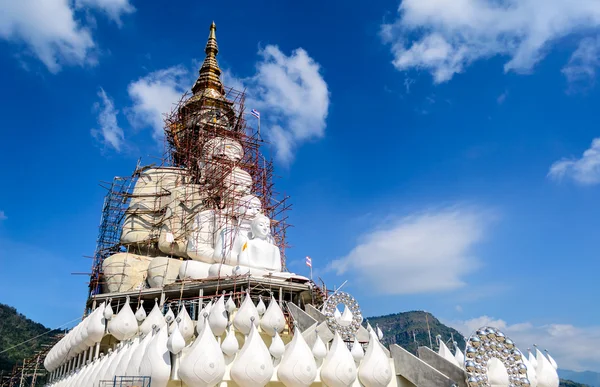 Buda inşaat ve mavi gökyüzü — Stok fotoğraf