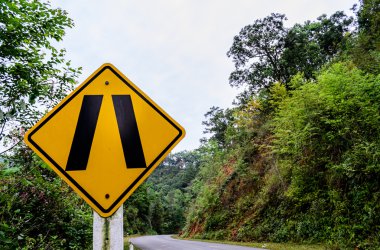 Yol trafik işaretini daralt