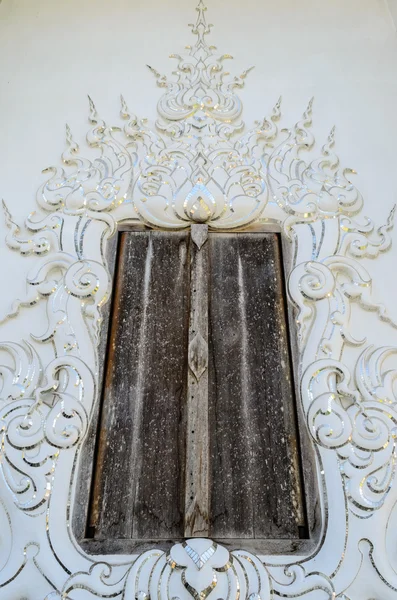 Porta velha em Wat Rong Khun, província de Chiang Rai, Tailândia — Fotografia de Stock