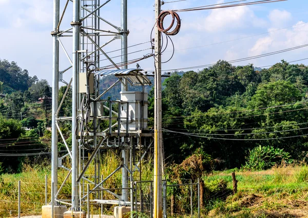 Trasformatore su pali elettrici . — Foto Stock