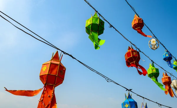 Lámparas de papel de color en el norte de Tailandia . — Foto de Stock