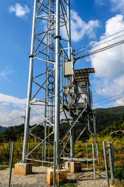 Transformatör Dağı'nda elektrik direkleri ile.