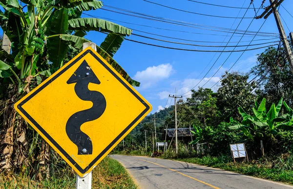 Direito sinalização de trânsito rodoviário sinuoso — Fotografia de Stock