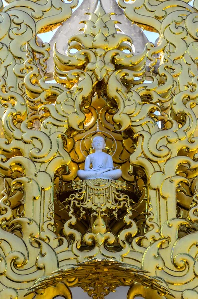 Buddha-statuett på gullbakgrunn ved Wat Rong Khun, Chiang Rai Pr – stockfoto