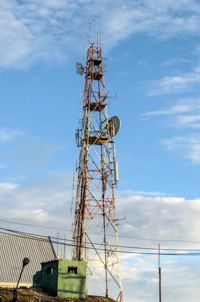 Torri di telecomunicazione sulla cima della montagna in Thailandia — Foto Stock