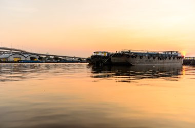 gün batımı, bangkok ile eski kargo tekne