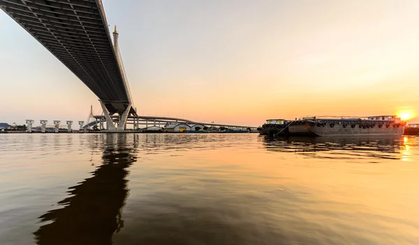 Pont Bhumibol avec coucher de soleil, Bangkok — Photo