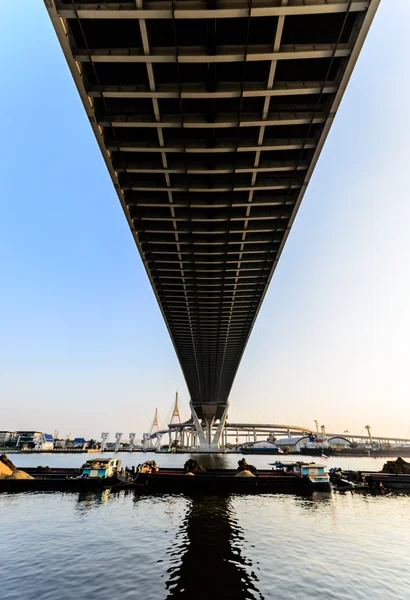 Barco de carga bajo el puente de Bhumibol — Foto de Stock