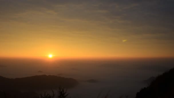 Brouillard matinal sur la montagne Time Lapse — Video