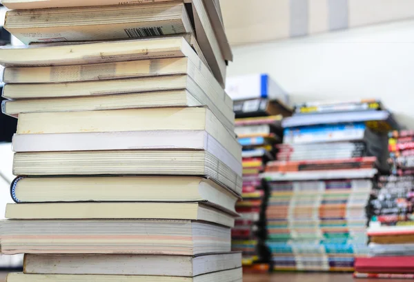 De nombreux livres sur le bureau — Photo