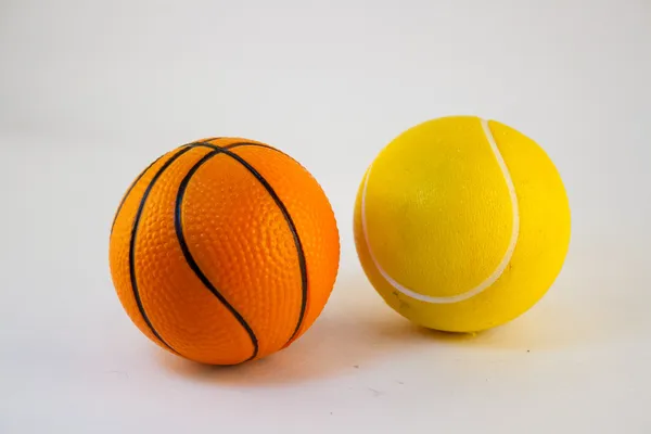 Mini basket och tennisboll — Stockfoto