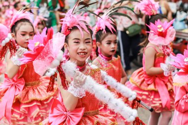 SAMUTSAKORN, THAILAND-26 Aralık 2019: Grup portre grubu çocuğu Drum Mayer okul öğrencileri geçit töreni