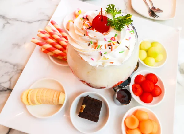 Vista Dall Alto Big Bingsu Dessert Frutta Bingsu Snack Menu — Foto Stock