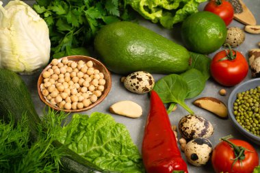 Sağlıklı beslenmek için avokado, nohut, fındık ve otlu taze sağlıklı sebzeler. Lifli ve sebze proteinleriyle dengeli bir diyet.