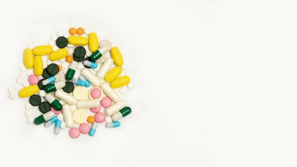 Pilha Drogas Cápsulas Pílulas Cores Diferentes Fundo Branco — Fotografia de Stock
