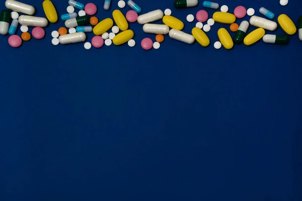 Μπλε Φόντο Αντίγραφο Χώρου Και Πολλά Φάρμακα Κάψουλες Και Δισκία — Φωτογραφία Αρχείου