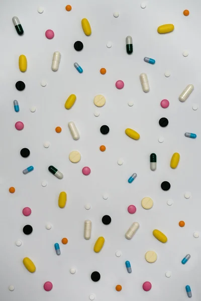하얀색 배경에 색상의 알약의 의약품 — 스톡 사진