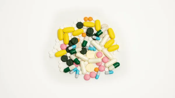 Pilha Drogas Cápsulas Pílulas Cores Diferentes Fundo Branco — Fotografia de Stock
