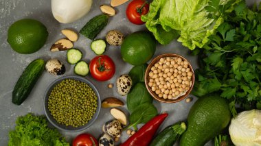 Sağlıklı beslenmek için avokado, nohut, fındık ve otlu taze sağlıklı sebzeler. Lifli ve sebze proteinleriyle dengeli bir diyet.