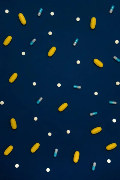 Variedade Drogas Cápsulas Pílulas Cores Diferentes Fundo Azul — Fotografia de Stock